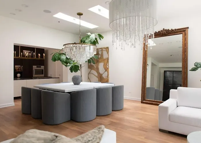 Luxury Gold Coast Penthouse With Deck & Views *