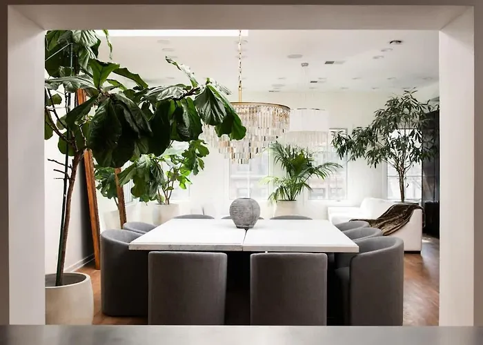 Luxury Gold Coast Penthouse With Deck & Views *