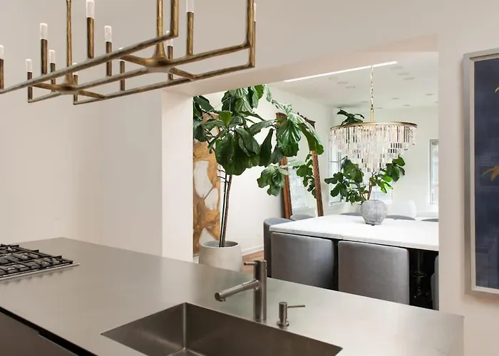 Luxury Gold Coast Penthouse With Deck & Views *