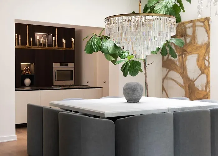 Luxury Gold Coast Penthouse With Deck & Views *