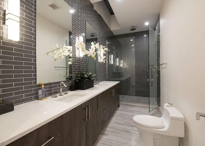 Luxury Gold Coast Penthouse With Deck & Views Chicago